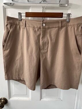 lululemon athletica Men's Commission Classic Fit Shorts in Prosecco.